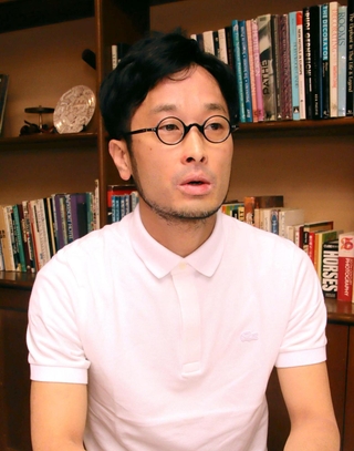 旅館と有馬温泉の今後について語る御所坊の金井一篤社長＝神戸市北区有馬町