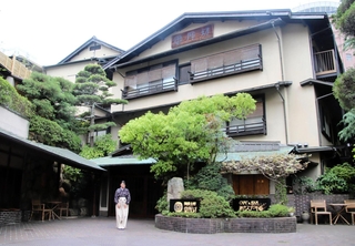 明治後期に建てられ、国の登録有形文化財に指定されている御所坊本館＝神戸市北区有馬町