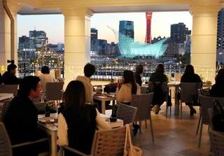 神戸港の夜景が一望できる「ラスイートルパンビル」最上階のビアガーデン＝神戸市中央区新港町