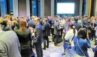 １０カ国の在日商工会議所が参加した前回の名刺交換会＝２０２５年５月、大阪市内（神戸商工会議所提供）