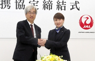 連携協定を結んだＪＲ西日本の奥田英雄専務（左）とＪＡＬの宮坂久美子常務＝３０日午後、大阪市北区、ＪＲ西日本本社