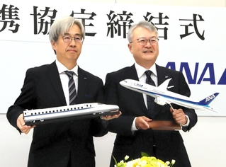 連携協定を結んだＪＲ西日本の奥田英雄専務（左）とＡＮＡの石井智二専務＝３０日午後、大阪市北区、ＪＲ西日本本社
