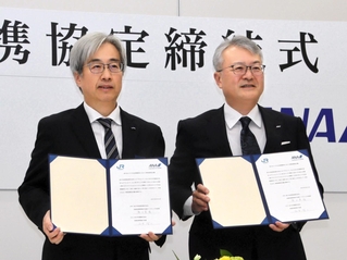 連携協定を結んだＪＲ西日本の奥田英雄専務（左）とＡＮＡの石井智二専務＝３０日午後、大阪市北区、ＪＲ西日本本社
