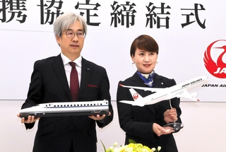 連携協定を結んだＪＲ西日本の奥田英雄専務（左）とＪＡＬの宮坂久美子常務＝３０日午後、大阪市北区、ＪＲ西日本本社