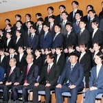 シスメックスの入社式で、松井石根社長（最前列右から４人目）や家次恒会長（同５人目）と写真に納まる新入社員＝神戸市西区高塚台４、同社テクノパーク