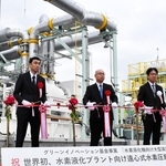 川崎重工業が実証実験を始めた水素圧縮機。運転開始を記念した式典が開かれた＝３月、兵庫県播磨町新島、同社播磨工場