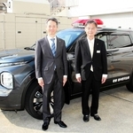 播州信用金庫からの寄付金で兵庫県が購入した災害派遣車と同信金の和田高広理事長（左）＝姫路市南駅前町、同信金本店