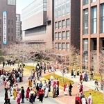 卒業式当日の武庫川女子大学キャンパス。服装が自由化され、さまざまな装いの学生が見られた＝西宮市池開町（筆者撮影）