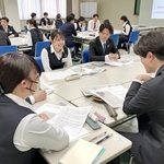 新聞を題材にした研修を受ける神戸信用金庫の新入職員＝神戸市中央区浪花町、同信金本店