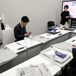 神戸新聞ＮＥＸＴを使った新聞活用方法を学ぶ和田興産の新入社員＝神戸市中央区栄町通、同本社