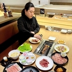 「プレミアムカルビ神戸西店」の客席＝神戸市西区枝吉４