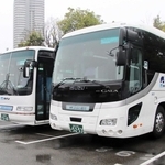 みなと観光バスが運行する貸し切りバス。路線バスと合わせて約７０台を保有する＝神戸市東灘区向洋町東１、同社本社