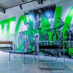 本社３階の「ＯＶＥＲ　ＡＬＬｓ」による壁画