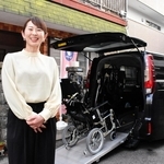 介護タクシーで外出支援サービスをする看護師の亀村あゆみさん＝神戸市長田区日吉町４