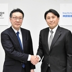 戦略提携契約を結んだ三菱電機の増田直人上席執行役員（左）と神鋼環境ソリューションの奥村英樹社長（提供）