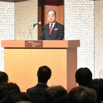 約４００人の従業員らの前であいさつする植野富夫社長＝神戸市中央区波止場町