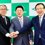 ファンド「しんきんの翼第２号」の投資を受け、手を合わせるＫＡＪＩＷＡＲＡの梶原敏樹社長（中央）と、姫路信用金庫の三宅智章理事長（右）ら＝同信金本店