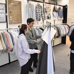 爽やかな色合いの素材が並んだ桑村繊維のブース＝東京都港区