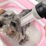 オゾン水のシャワーをあびるペット（ノーリツ提供）