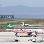 国際線の駐機場に止まる台湾・台北行きのエバー航空機。左上は韓国・ソウル発の大韓航空機＝１７日午前、神戸市中央区、神戸空港（撮影・吉田敦史）