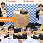 回収した古い制服を持つ兵庫県信用組合の職員ら＝神戸市中央区栄町通３、同信組本店（同信組提供）