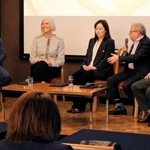 米国市場の専門家らが上場するメリットなどを説明したセミナー＝神戸市中央区