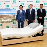 センサーベッドと（右から）ミネベアミツミの貝沼由久会長、パソナグループの若本博隆会長、ニトリの似鳥昭雄会長