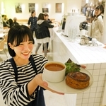 アニエスベーカフェで提供するユーハイムとのコラボメニュー＝神戸市中央区小野柄通８、神戸阪急