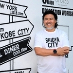 飲食チェーンの店舗設計を手がけるオルデザインの大西良典社長。事務所の外壁は人目を引く矢印のデザイン＝芦屋市茶屋之町