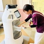 西神戸医療センターに導入された川崎重工業の搬送ロボット「フォーロ」（同社提供）