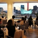 神戸港の夜景が一望できる「ラスイートルパンビル」最上階のビアガーデン＝神戸市中央区新港町