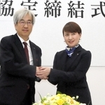 連携協定を結んだＪＲ西日本の奥田英雄専務（左）とＪＡＬの宮坂久美子常務＝３０日午後、大阪市北区、ＪＲ西日本本社