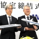 連携協定を結んだＪＲ西日本の奥田英雄専務（左）とＡＮＡの石井智二専務＝３０日午後、大阪市北区、ＪＲ西日本本社