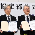 連携協定を結んだＪＲ西日本の奥田英雄専務（左）とＡＮＡの石井智二専務＝３０日午後、大阪市北区、ＪＲ西日本本社