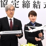 連携協定を結んだＪＲ西日本の奥田英雄専務（左）とＪＡＬの宮坂久美子常務＝３０日午後、大阪市北区、ＪＲ西日本本社