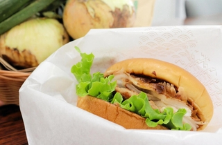 春の定番として好評な「淡路島産たまねぎバーガー　和風しょうゆ仕立て」＝神戸市中央区港島中町６、神戸商工会議所