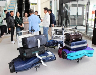 兵庫のゴルフ場を目当てに訪れた韓国人観光客ら＝神戸空港