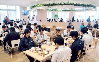 ほぼ満席になったオークラ輸送機の社員食堂＝加古川市野口町古大内