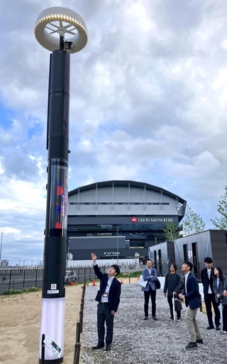 頂部と下部に照明、中央部に曲面ディスプレーを備えるスマートポール＝神戸市中央区新港町