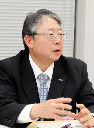 決算を発表する新明和工業の椢原敬士社長＝大阪市北区、大阪取引所