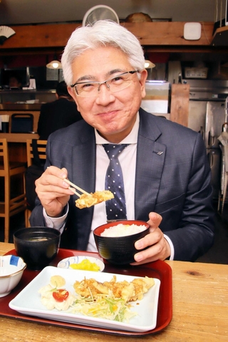 神戸市中央区で４９９４店目のランチを食す平尾正さん＝４月２４日