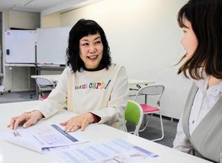 女性向けの社員研修について説明するビーラブカンパニーの西良旺子社長＝神戸市中央区元町通３