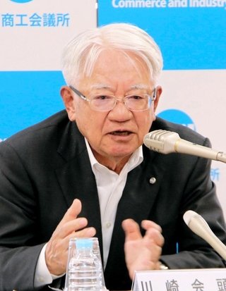 定例会見に臨む神戸商工会議所の川崎博也会頭＝神戸市中央区港島中町６（撮影・大島光貴）