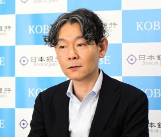 経済概況を説明する日銀の別所昌樹神戸支店長＝神戸市中央区京町