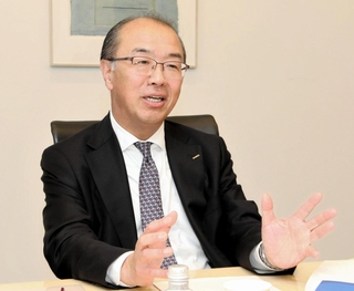 決算を発表するシスメックスの松井石根社長＝神戸市中央区脇浜海岸通１
