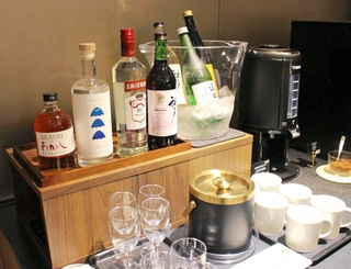 兵庫県産の日本酒やワイン、ウイスキーが用意されたラウンジ＝神戸市中央区神戸空港