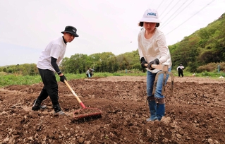 研修で畑を耕す梅宮祥生さん（左）と美優さん＝神戸市北区淡河町野瀬