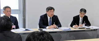 決算を発表するジャパンエンジンコーポレーションの川島健社長（中央）＝15日、大阪市中央区