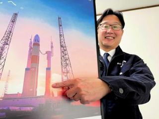 Ｈ３ロケットで製造を手がけた移動式発射台について説明する三伸工業の加地重久社長＝兵庫県播磨町新島
