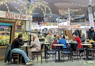 通貨暴落の「先輩」トルコのインフレ率は１３０％。だがイスタンブール空港でのコーヒーは１杯２千円で、ここでさえ円の弱さを実感（２０２６年、筆者提供）